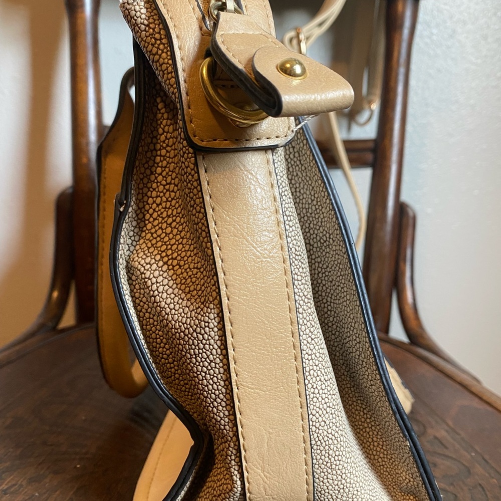 London Fog Cream Leather Purse - Picture 9 of 9